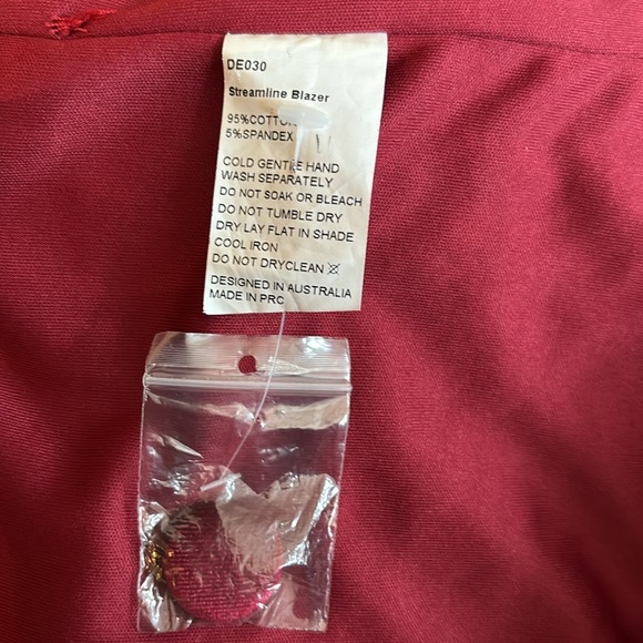 RED STRETCH VELVET, Size 4, Delphine brand VINTAGE, as new, ‘Streamline Blazer’ - Picture 3 of 4